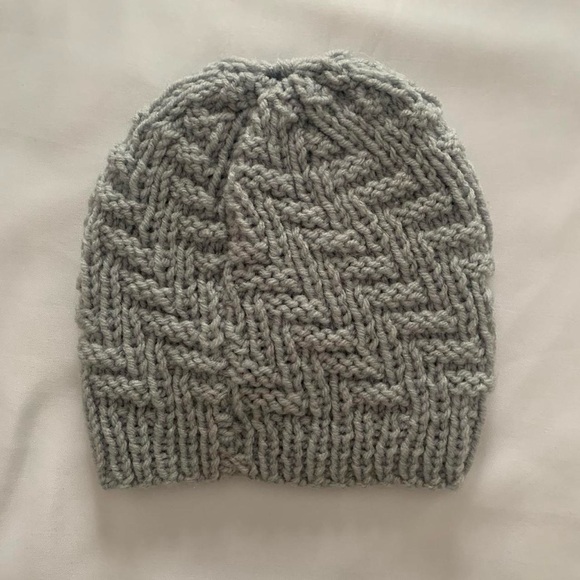 handmade crochet gray beanie with pink flower - Picture 4 of 4